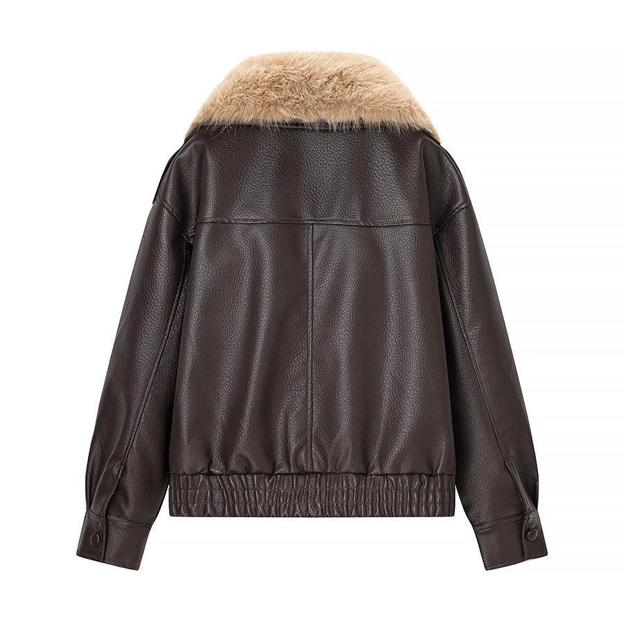 Women's short aviator-style jacket in leather look with extra-large faux fur collar and metallic zipper Mune Fashion