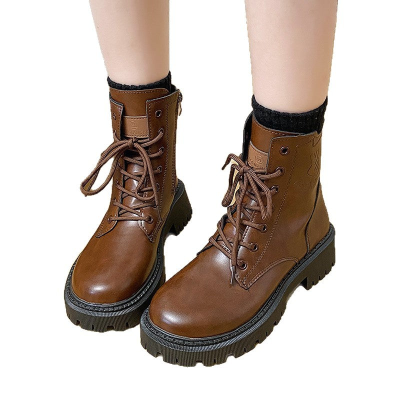 Women's ankle high combat boots in patent leather look with sturdy tread sole and side zipper Mune Fashion