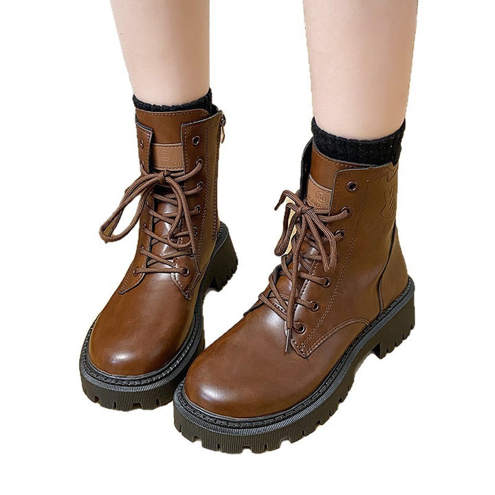 Women's ankle high combat boots in patent leather look with sturdy tread sole and side zipper Mune Fashion