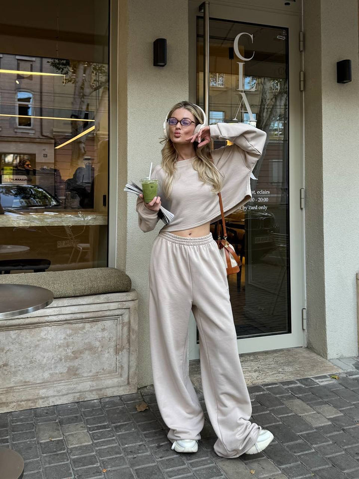 Women's Oversize Lounge Set with Short Sweatshirt and Loose Jogging Pants Mune Fashion