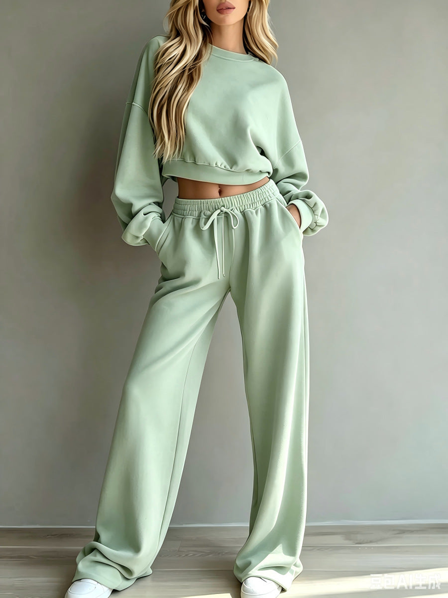 Women's Soft Lounge Set with Short Sweatshirt and Loose Jogging Pants Mune Fashion