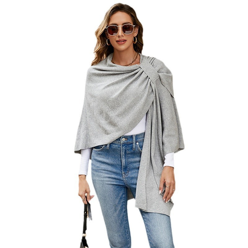 Women's hooded poncho made of fine knit with asymmetric hem Mune Fashion
