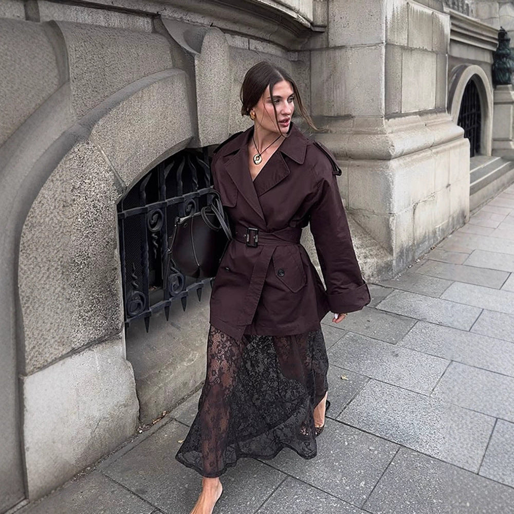 Women's short trench coat with oversized cut, waist belt and prominent shoulder patches Mune Fashion