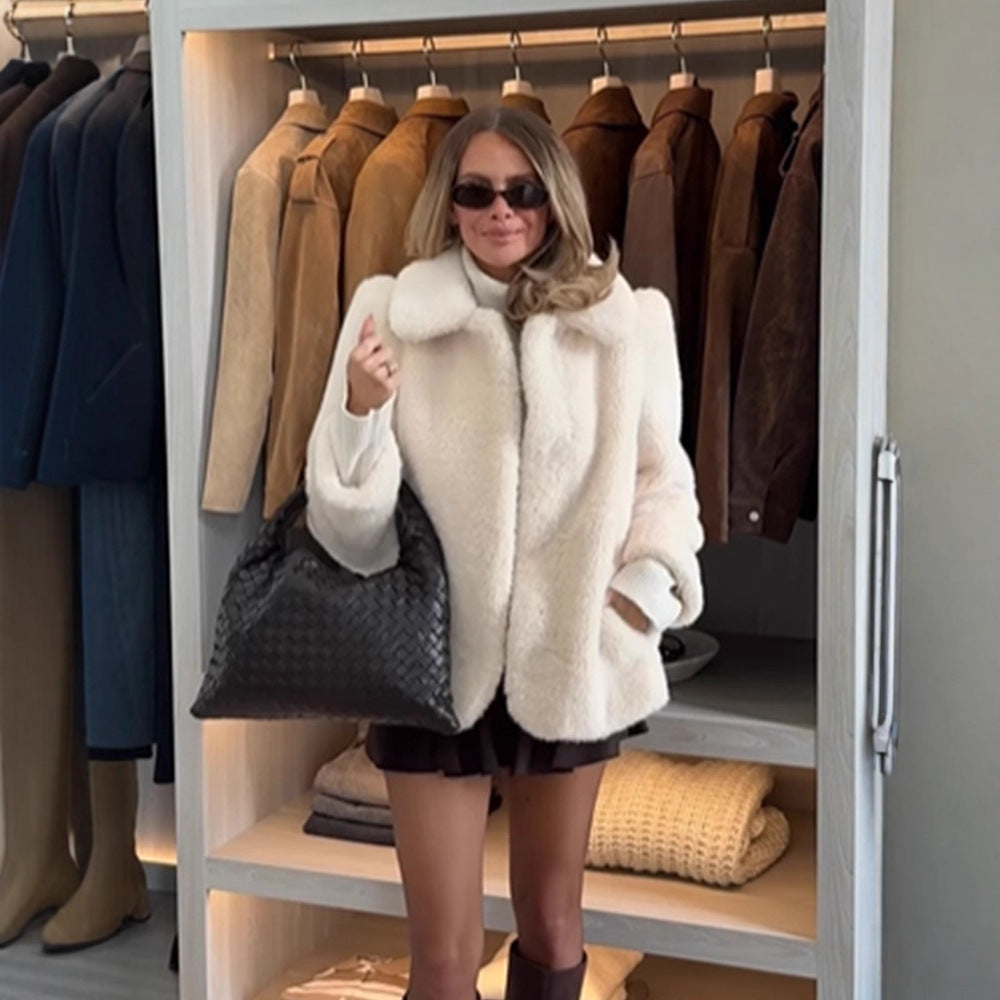 Women's short jacket made of teddy faux fur with oversized collar and pockets Mune Fashion