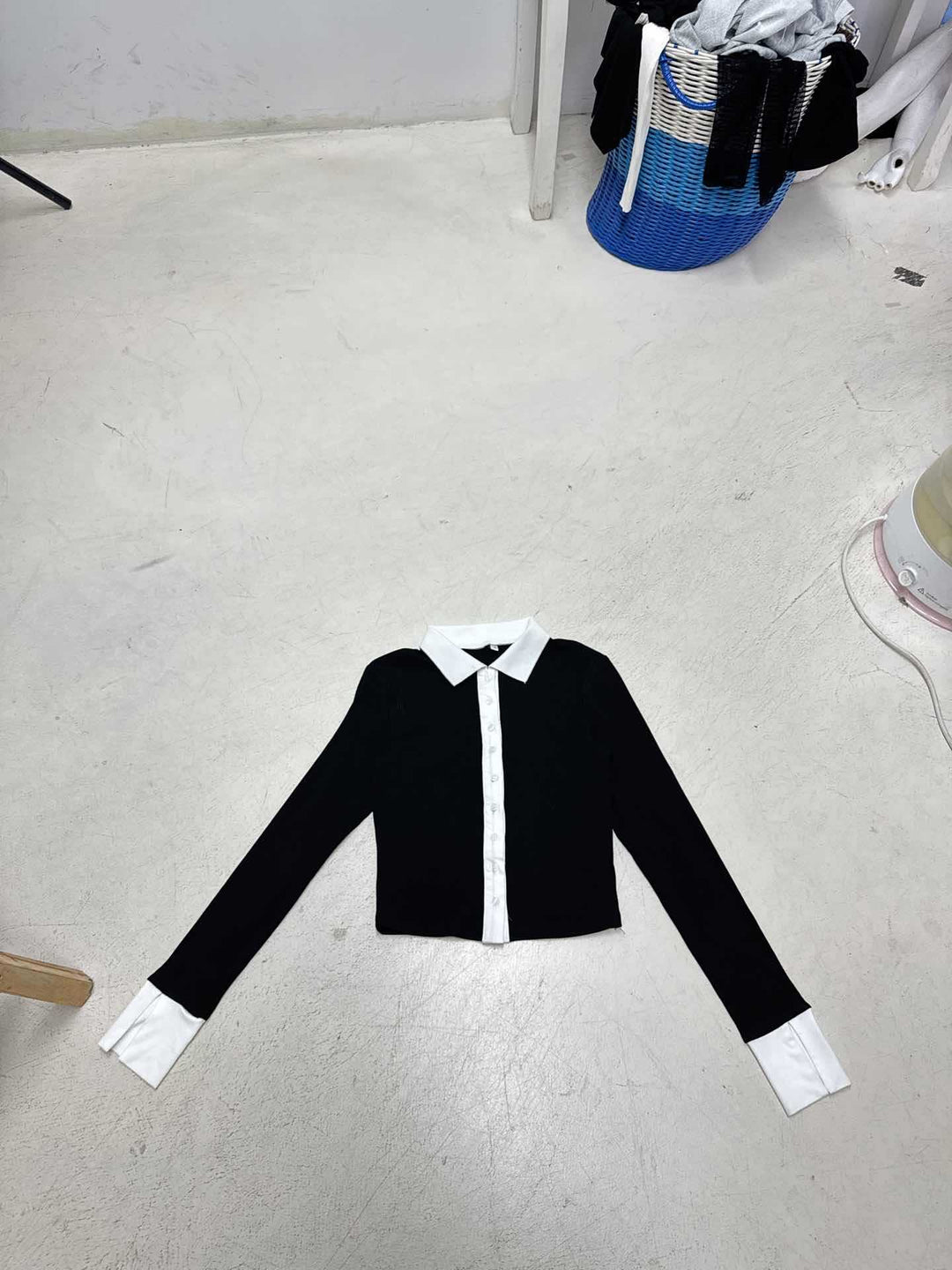 Women's tailored ribbed short cardigan with contrasting collar and extended cuffs Mune Fashion