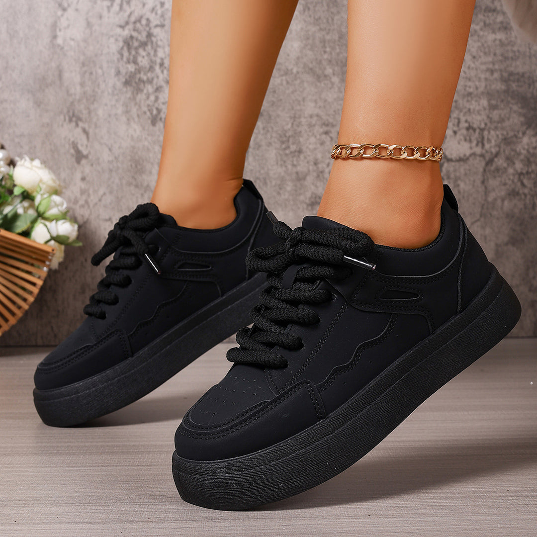 Women's platform sneaker with thick sole, oversized laces, and padded ankle area Mune Fashion
