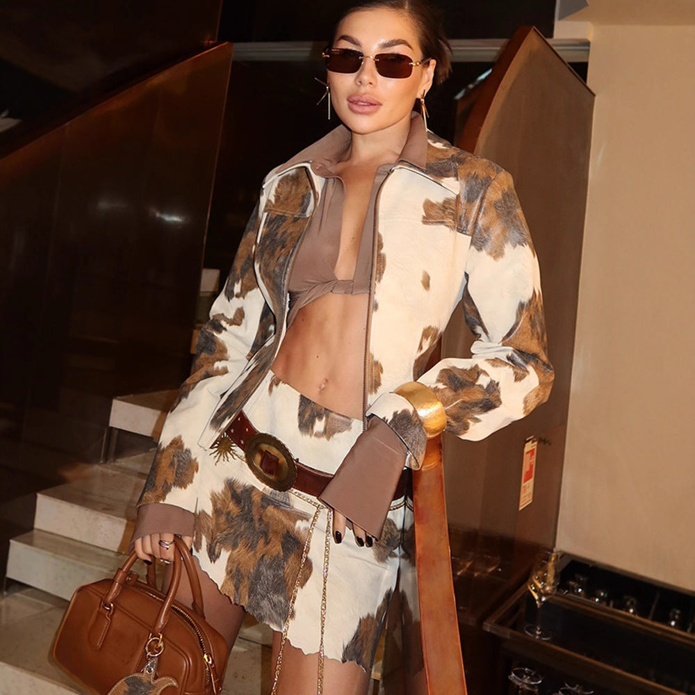 Women's short jacket in cropped cut with cow print, zipper and shirt collar Mune Fashion