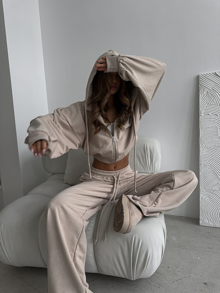 Women's short hoodie lounge set with oversized sleeves and wide jogger pants cut Mune Fashion
