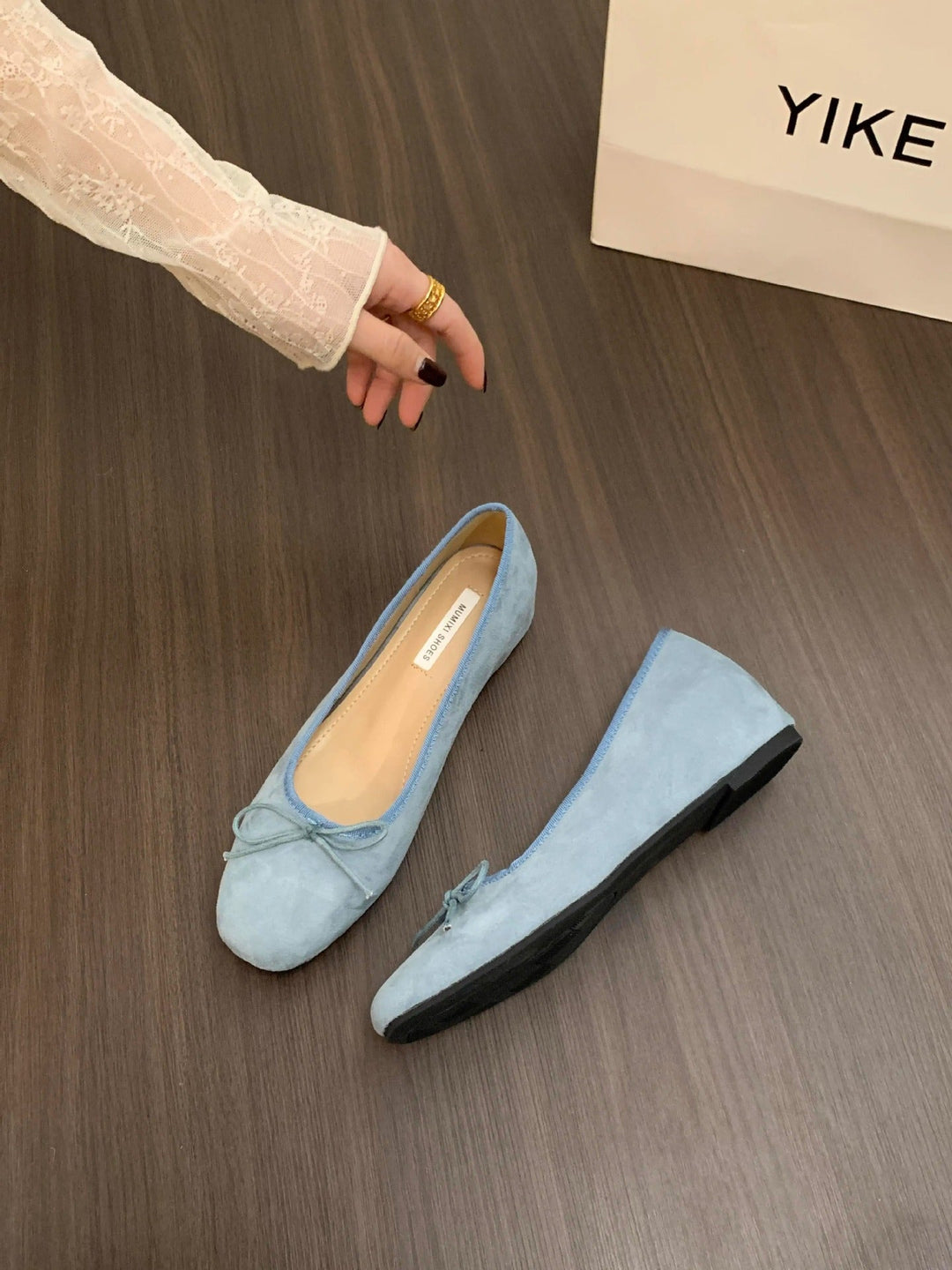 Ladies' ballet flats made of high-quality suede with decorative bow Mune Fashion