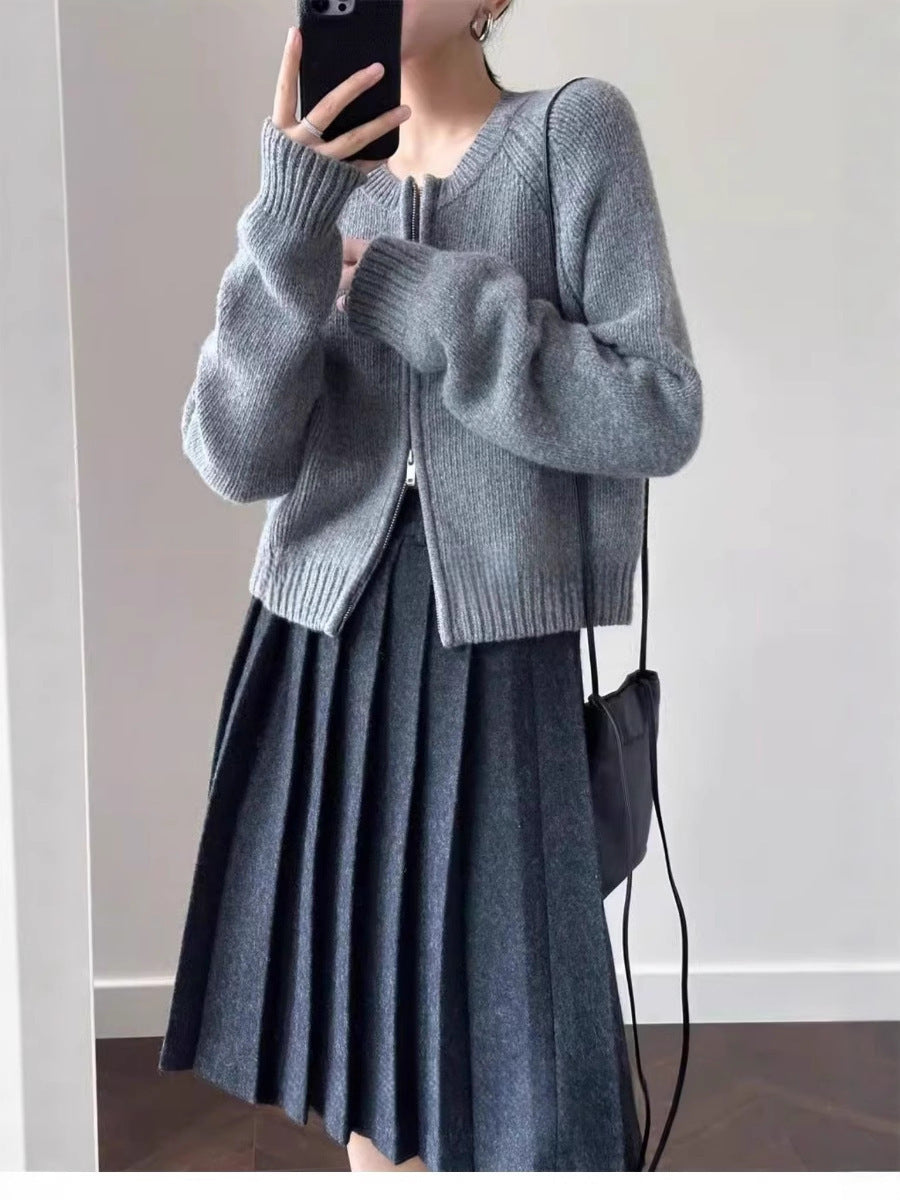 Women’s short jacket made of soft fine knit with a full-length zipper and ribbed hem Mune Fashion