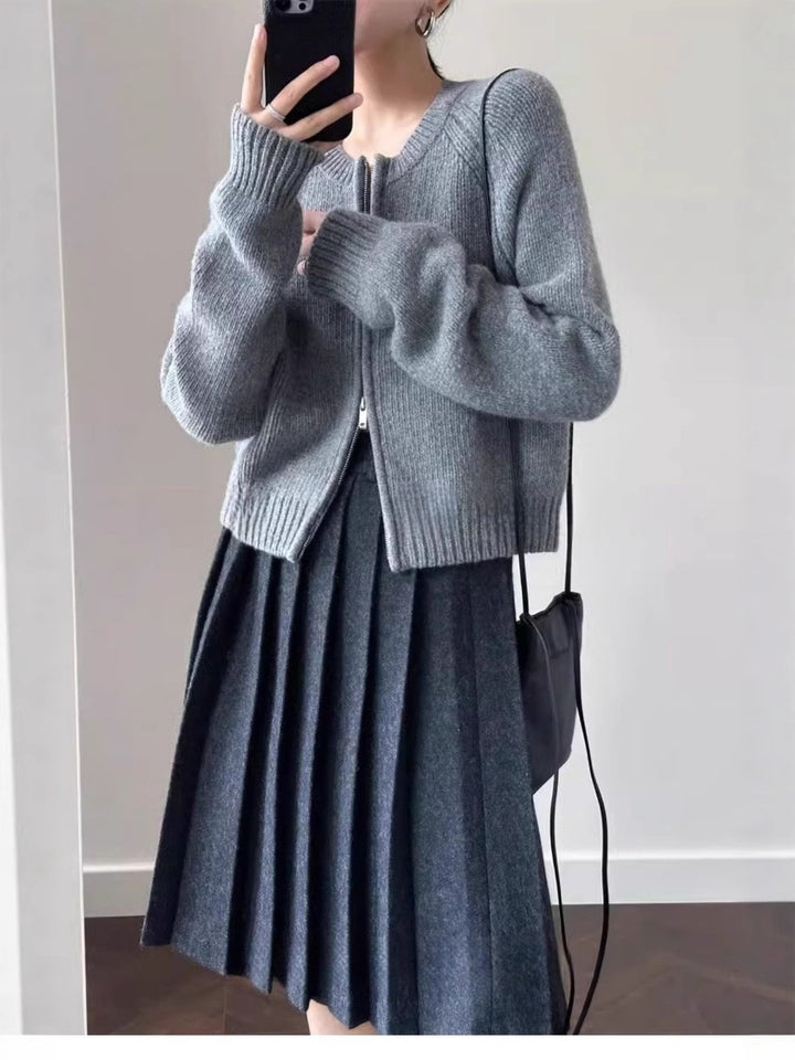 Women’s short jacket made of soft fine knit with a full-length zipper and ribbed hem Mune Fashion