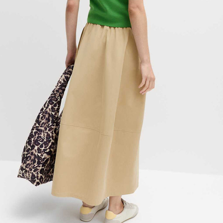 Women's midi skirt with elastic drawstring waist, side pockets and sporty A-line cut.