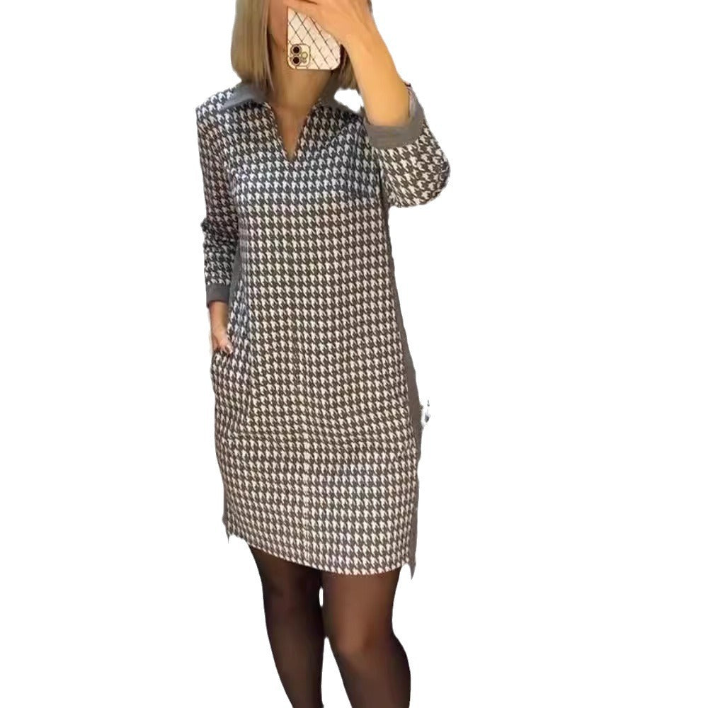 Ladies knee-length knitted dress with houndstooth, polo collar and side insert pockets Mune Fashion