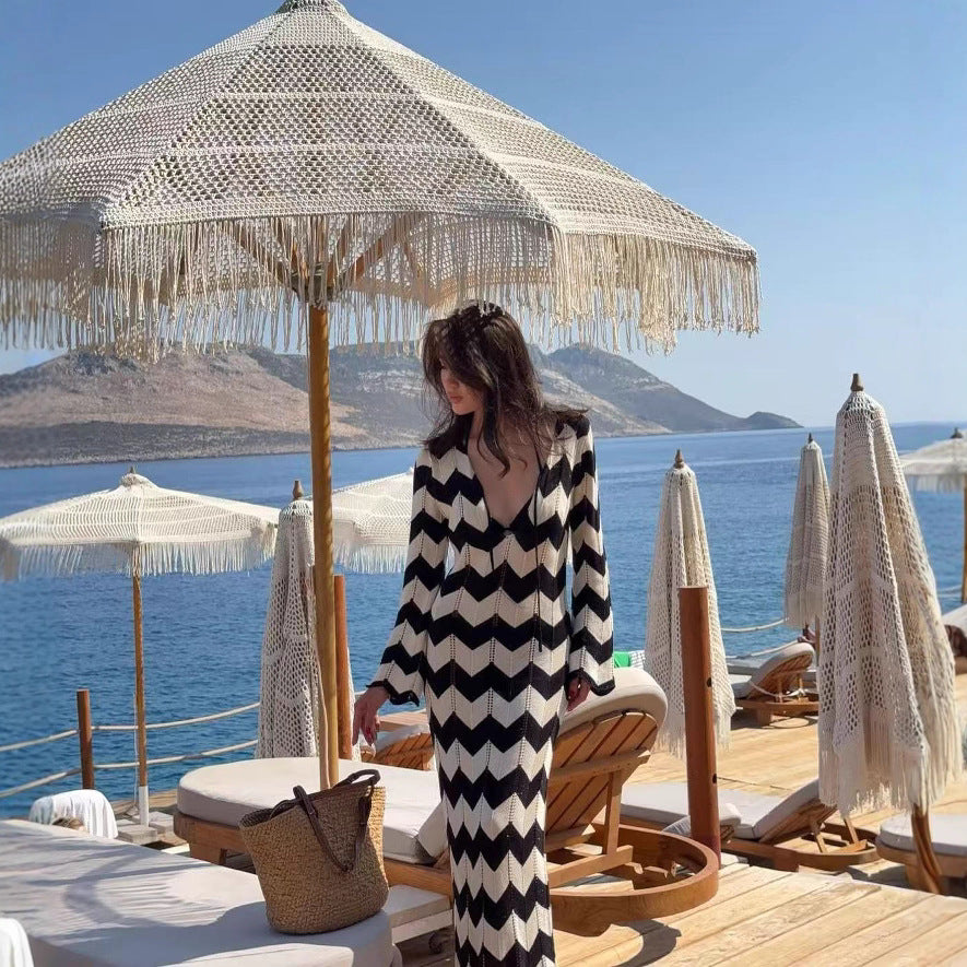 Women's knit maxi dress with zigzag pattern, v-back and trumpet sleeves Mune Fashion