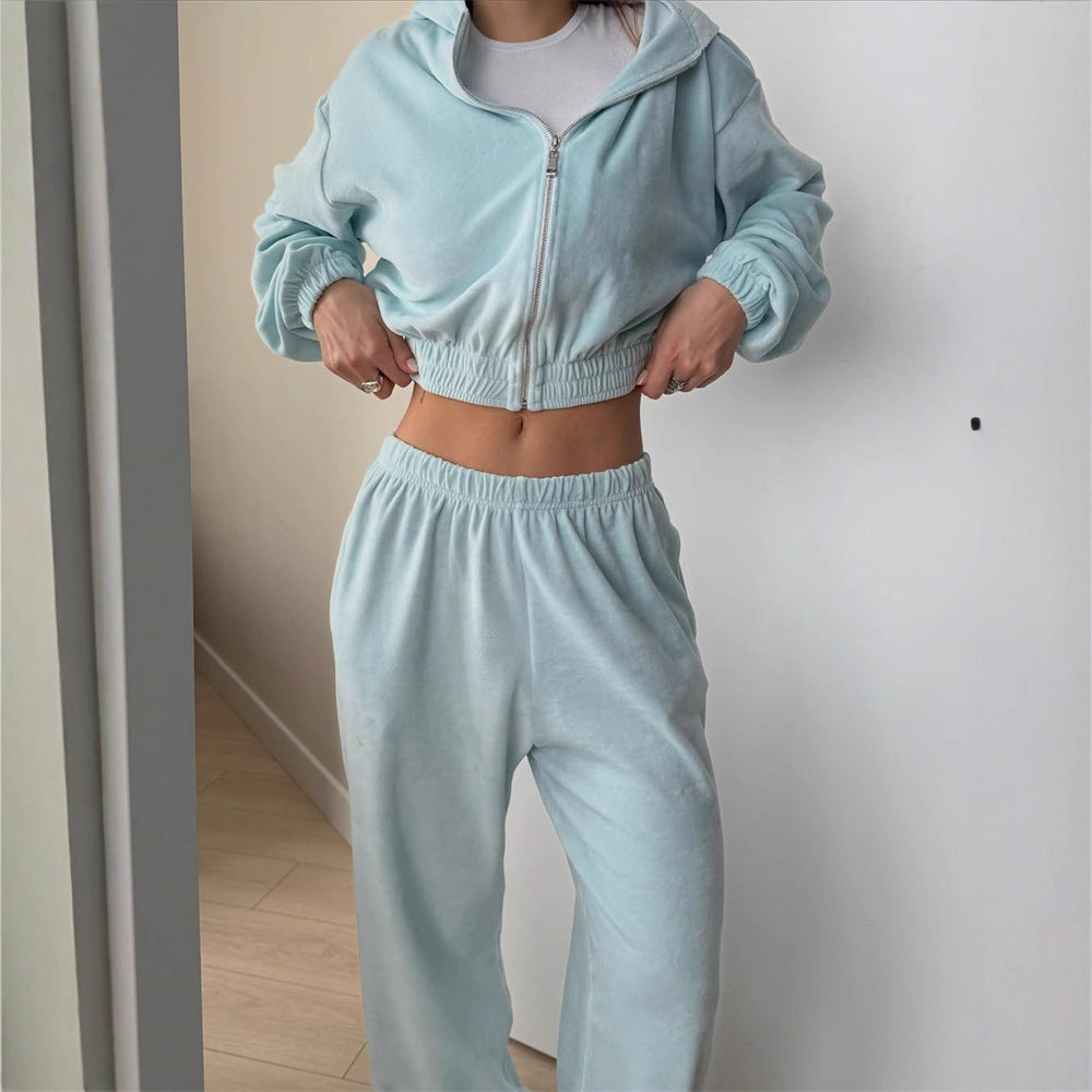 Women's cropped hooded zip jacket with gathered elastic hem and high-waisted relaxed pants made of soft sweat fabric