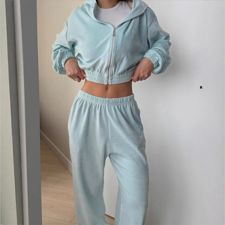 Women's cropped hooded zip jacket with gathered elastic hem and high-waisted relaxed pants made of soft sweat fabric