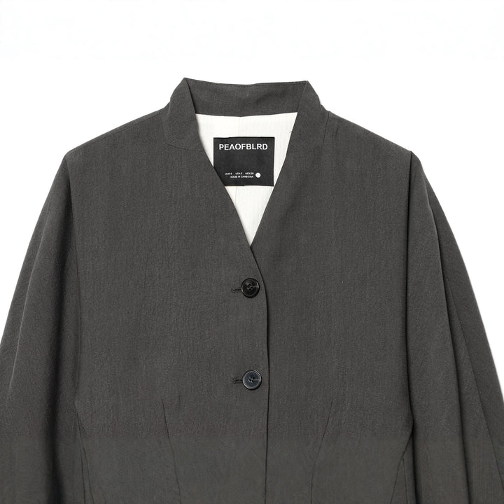 Women's tailored cropped blazer with V-neck, designer seam shaping and three-button closure Mune Fashion