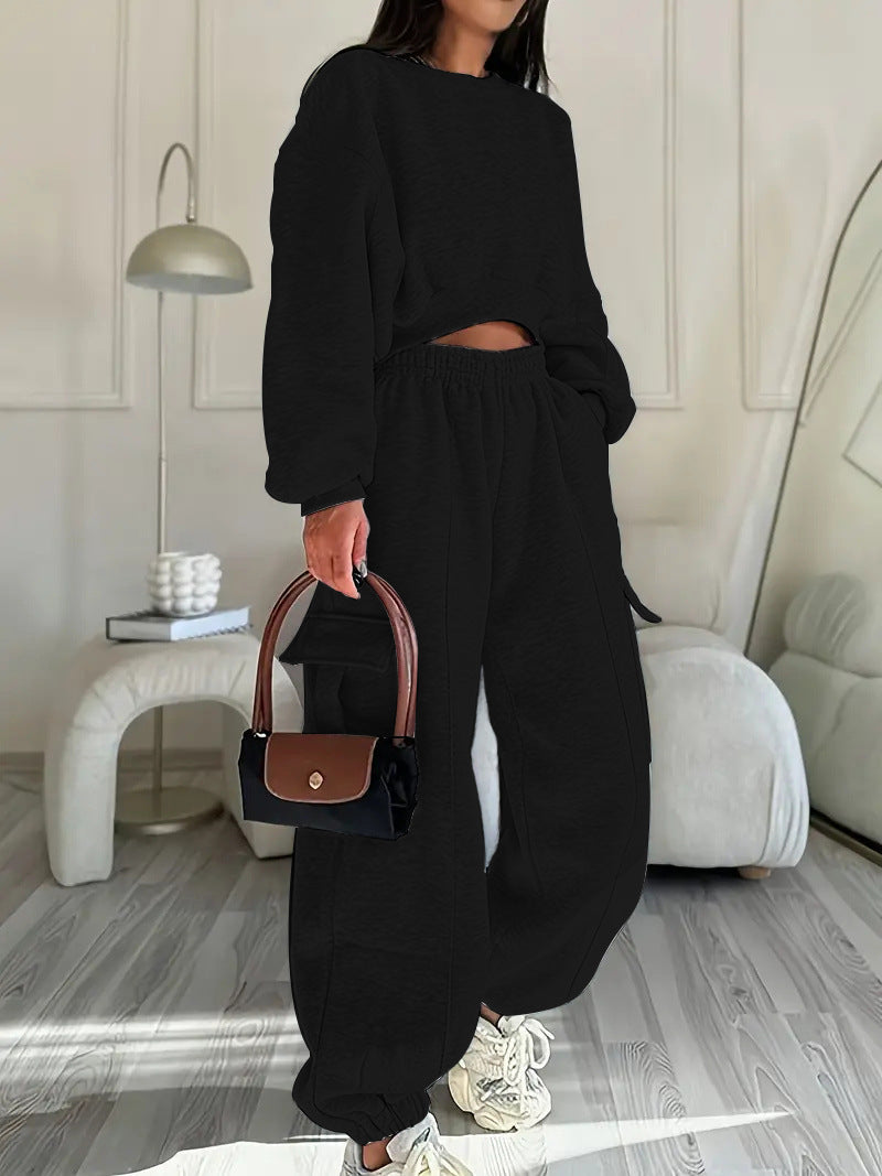 Women's loungewear set with cropped sweatshirt and wide cargo jogger with elastic waistband Mune Fashion