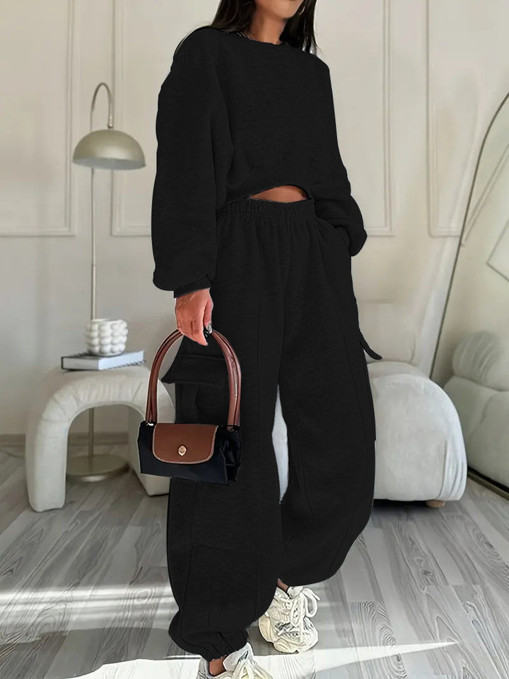 Women's loungewear set with cropped sweatshirt and wide cargo jogger with elastic waistband Mune Fashion