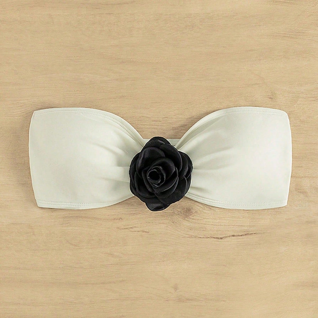 Women’s bandeau bikini top with decorative flower appliqué Mune Fashion