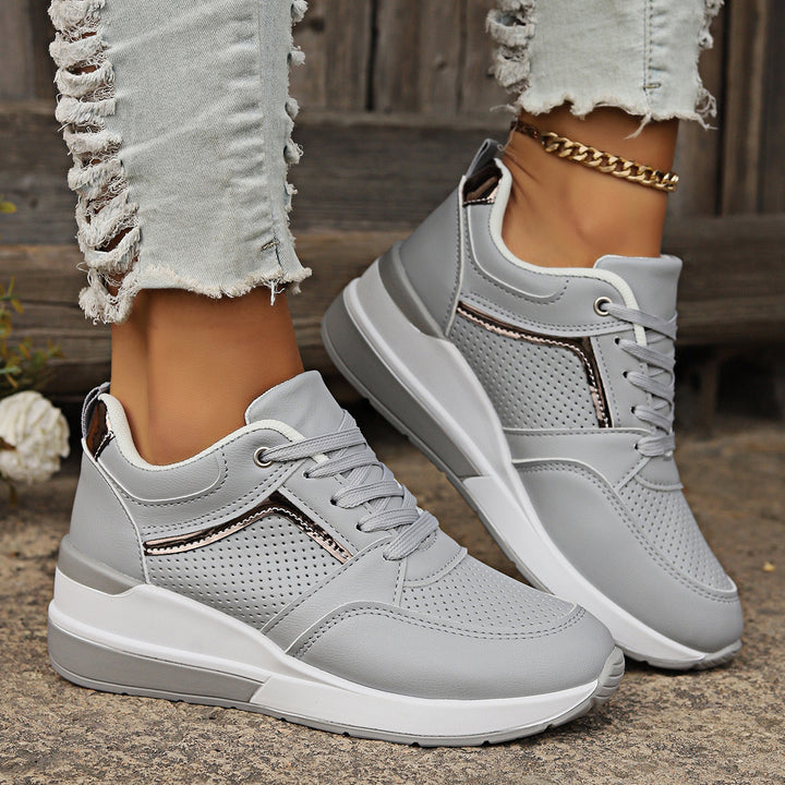 Damen Keilabsatz-Sneaker mit perforierten Einsätzen und Metallic-Details Mune Fashion