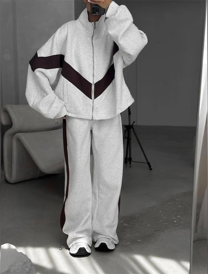Ladies elegant sporty two-piece tracksuit with zip and contrasting V yoke Mune Fashion