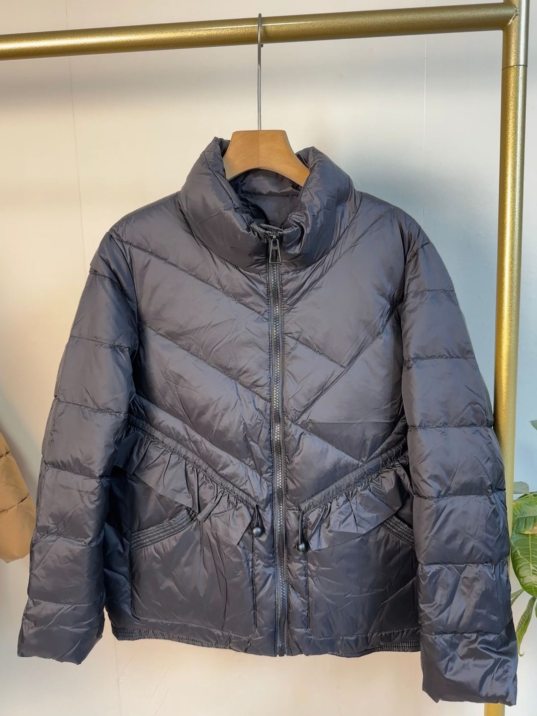 Women's quilted parka with stand-up collar, tailored ruffle detail and thermal insulation Mune Fashion