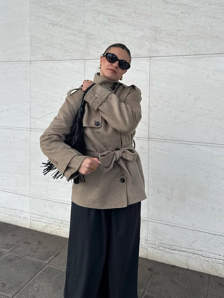 Women's short trench coat with belt and stand-up collar Mune Fashion