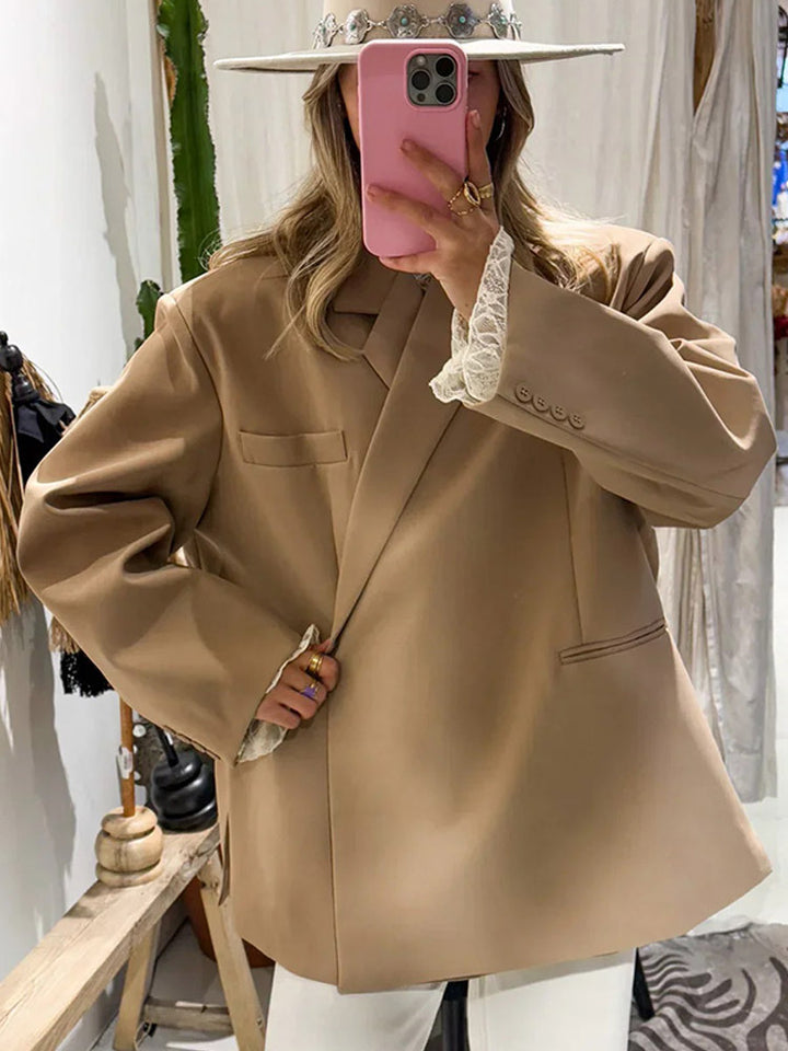 Women's oversized blazer with boxy silhouette, concealed closure and flap pockets Mune Fashion