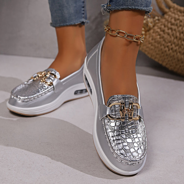Women's fashionable platform slipper loafer with crocodile embossing, padded comfort insole, and gold decorative chain Mune Fashion