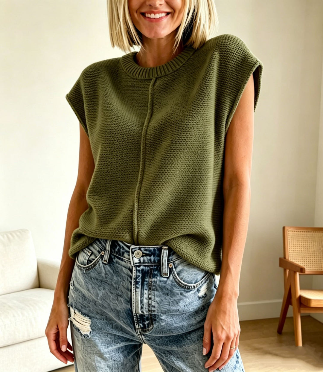 Women's Sleeveless Knitted Vest with Center Seam and Ribbed Collar Mune Fashion
