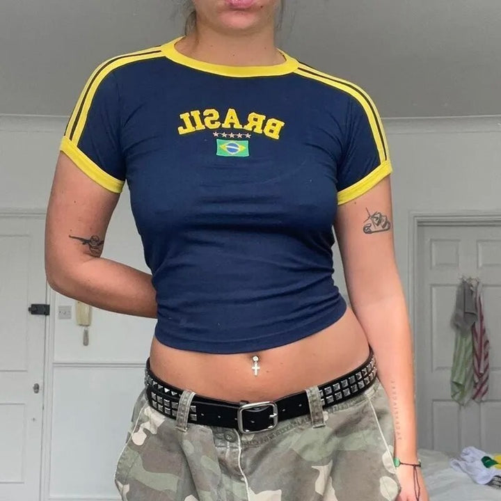 Women's fitted short-cut fan crop shirt with contrast collar and embroidered flag patch Mune Fashion