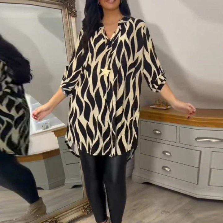 Women's oversized long tunic with abstract wave print, V-neckline and roll-up three-quarter sleeves Mune Fashion