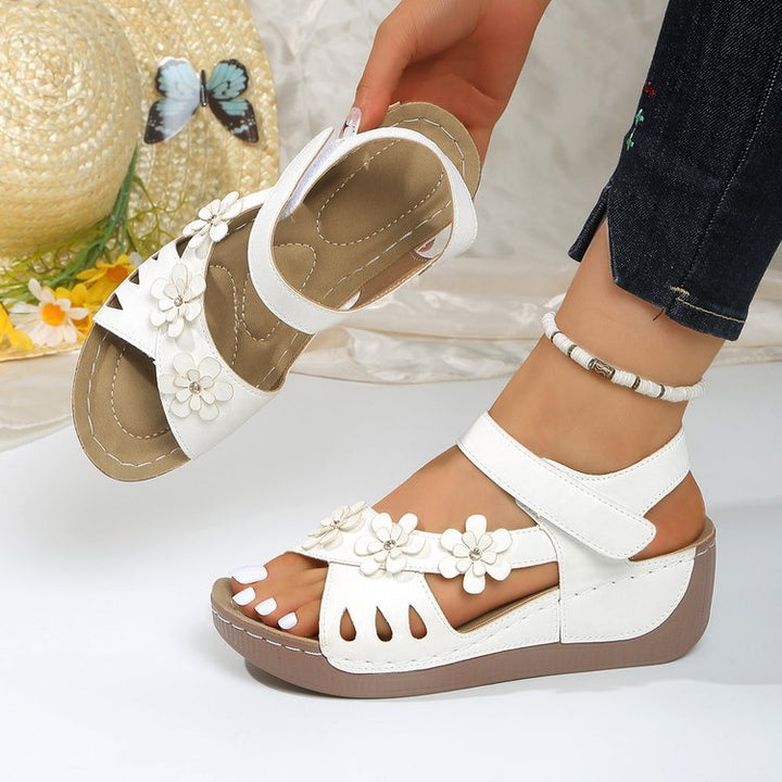 Women's Comfortable Sandals with Velcro Closure, Padded Insole and Flower Appliqué Mune Fashion