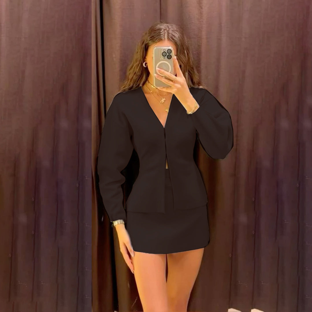 Women’s tailored fine knit cardigan with V-neckline and hook closure Mune Fashion