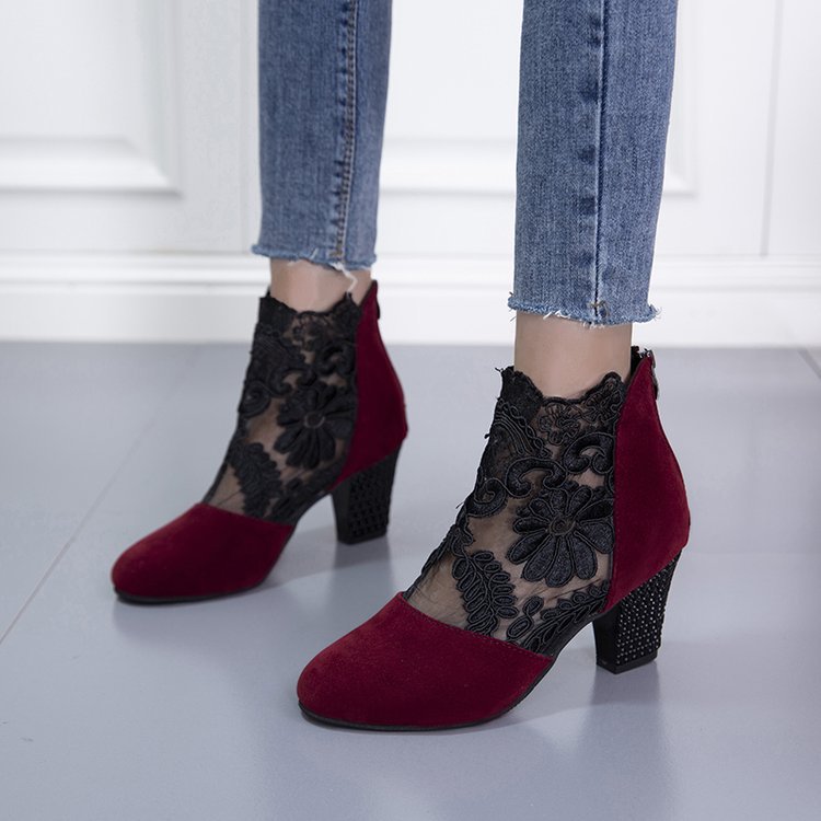 Damen Stiefelette mit transparentem Blumen-Spitzeinsatz und dekorativem Blockabsatz Mune Fashion