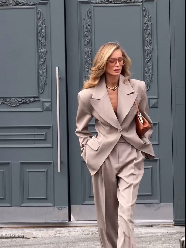 Ladies oversized blazer suit with sculptural shoulder, tailored single-button jacket and wide pleated trousers Mune Fashion