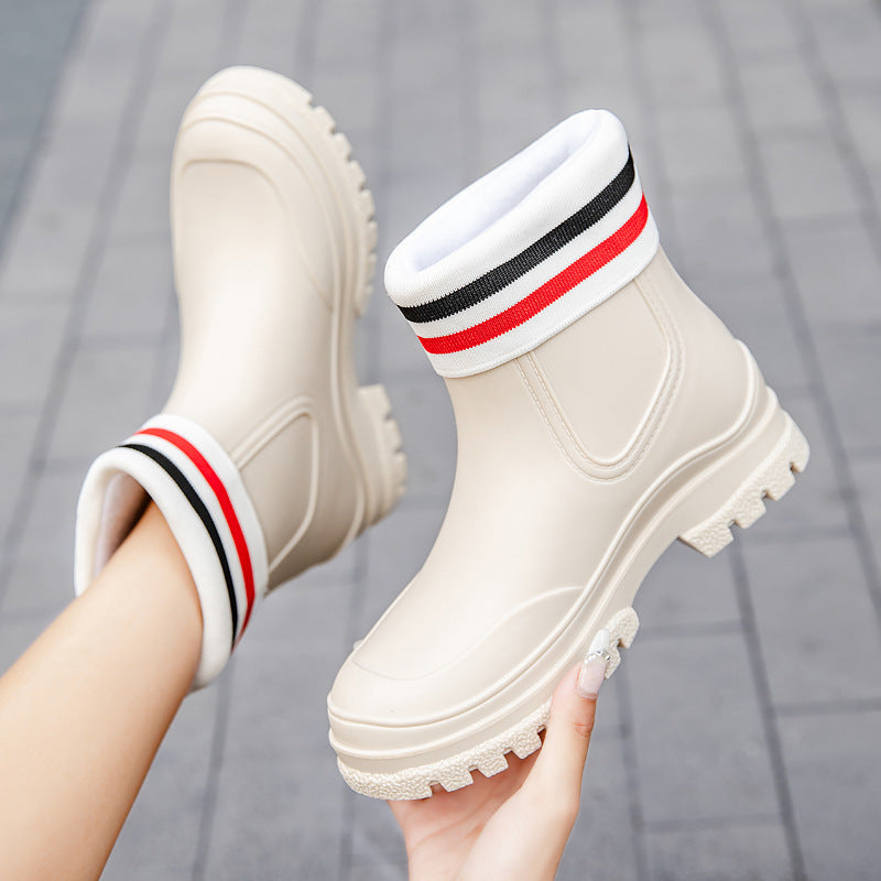 Women's Short Rubber Rain Ankle Boots with Padded Ring Cuff and Profiled Platform Sole Mune Fashion