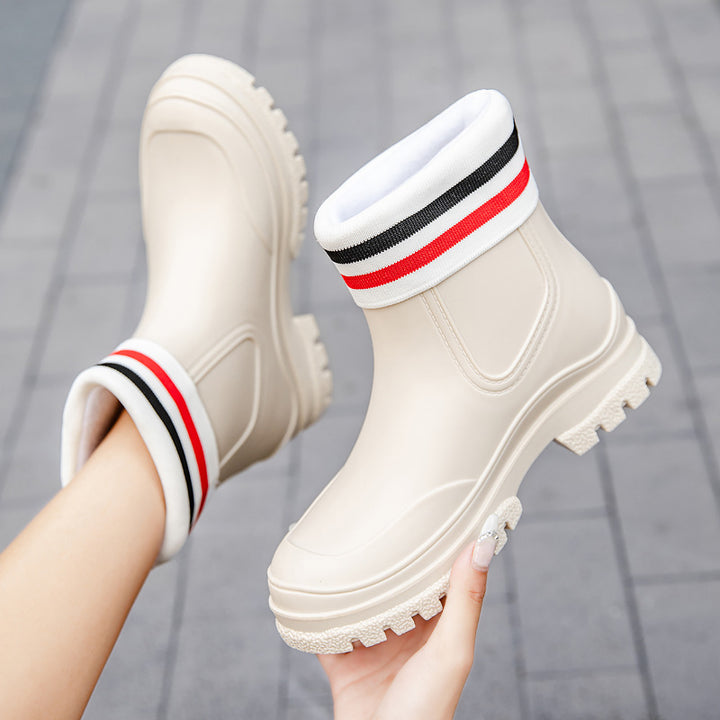 Women's Short Rubber Rain Ankle Boots with Padded Ring Cuff and Profiled Platform Sole Mune Fashion