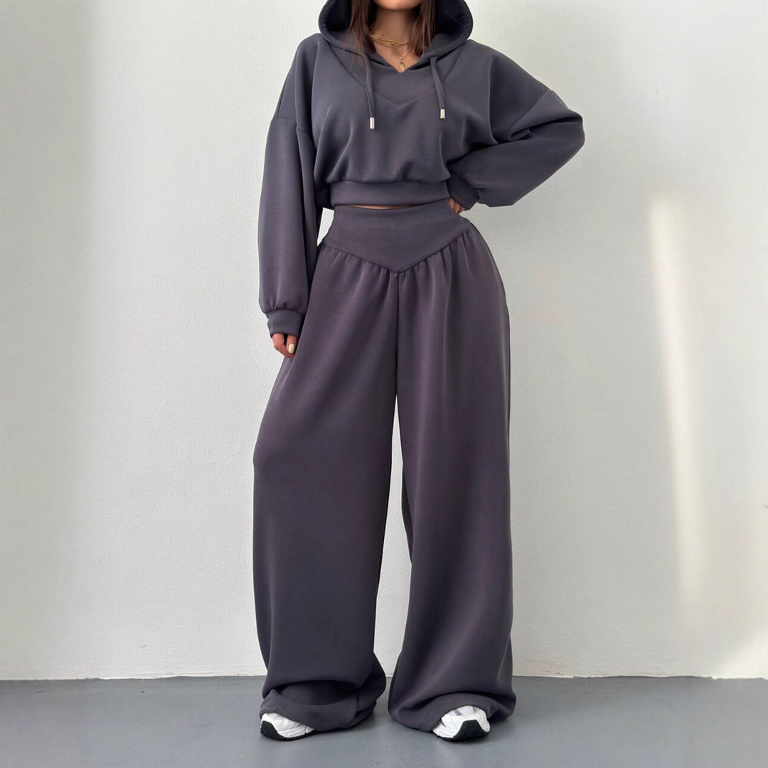 Women nan luxurious leisure set hoodie with V-neck detail and high-waisted culotte Mune Fashion