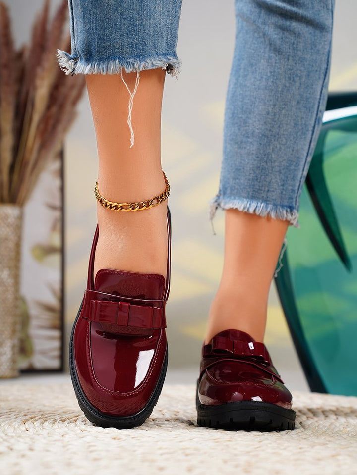 Damen Lack-Loafer mit dekorativem Riemchen und profilierter Gummisohle Mune Fashion