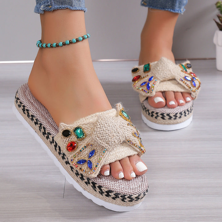 Women hand-decorated knitted mule with crystal-embellished bow strap and woven platform sole Mune Fashion