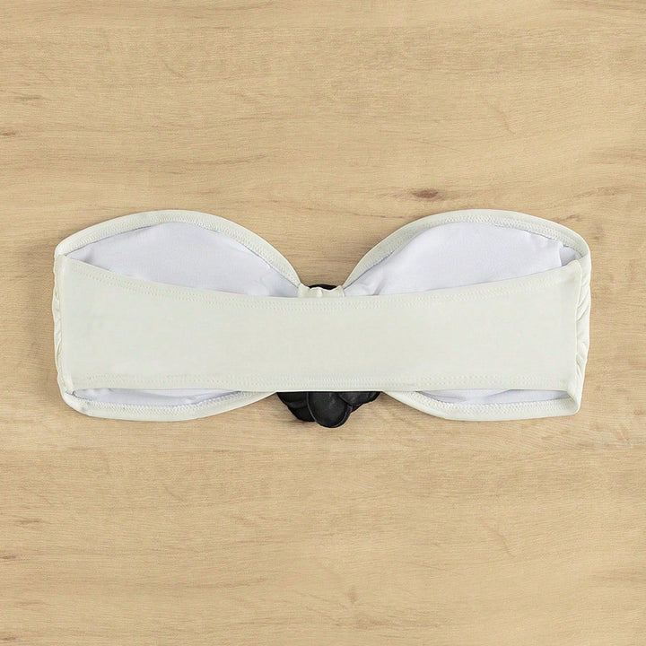 Women’s bandeau bikini top with decorative flower appliqué Mune Fashion