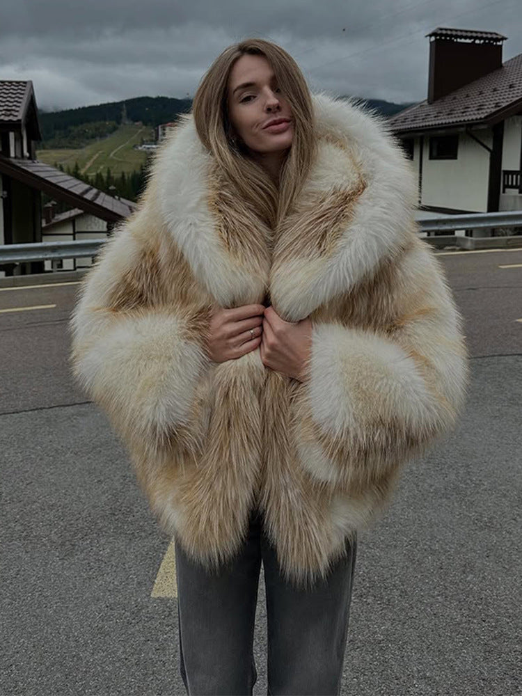 Ladies luxurious short-cut faux fur bomber with voluminous shawl collar and contrasting fur accents Mune Fashion