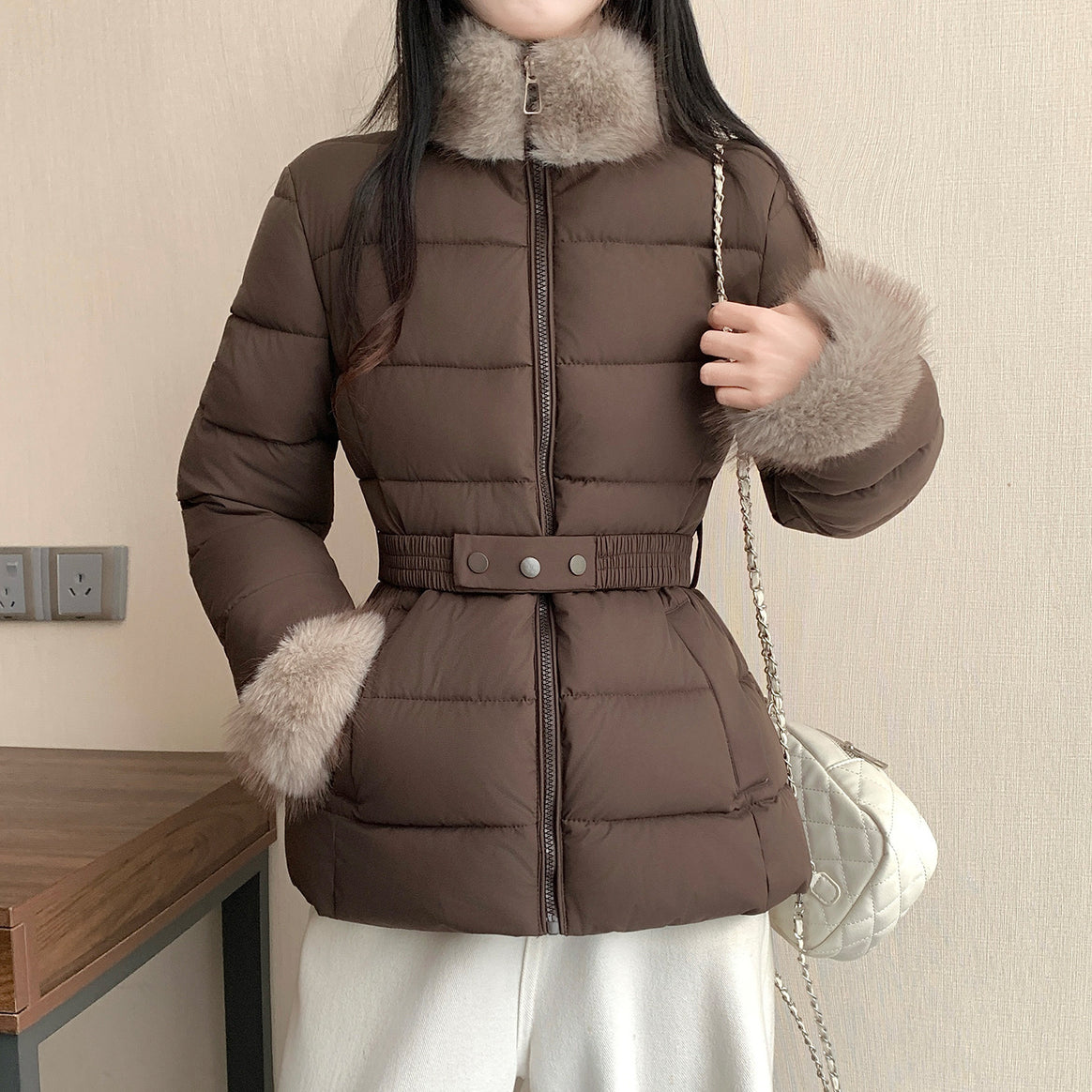 Women's fitted thermal quilted jacket with removable fake fur collar and elastic waist belt Mune Fashion