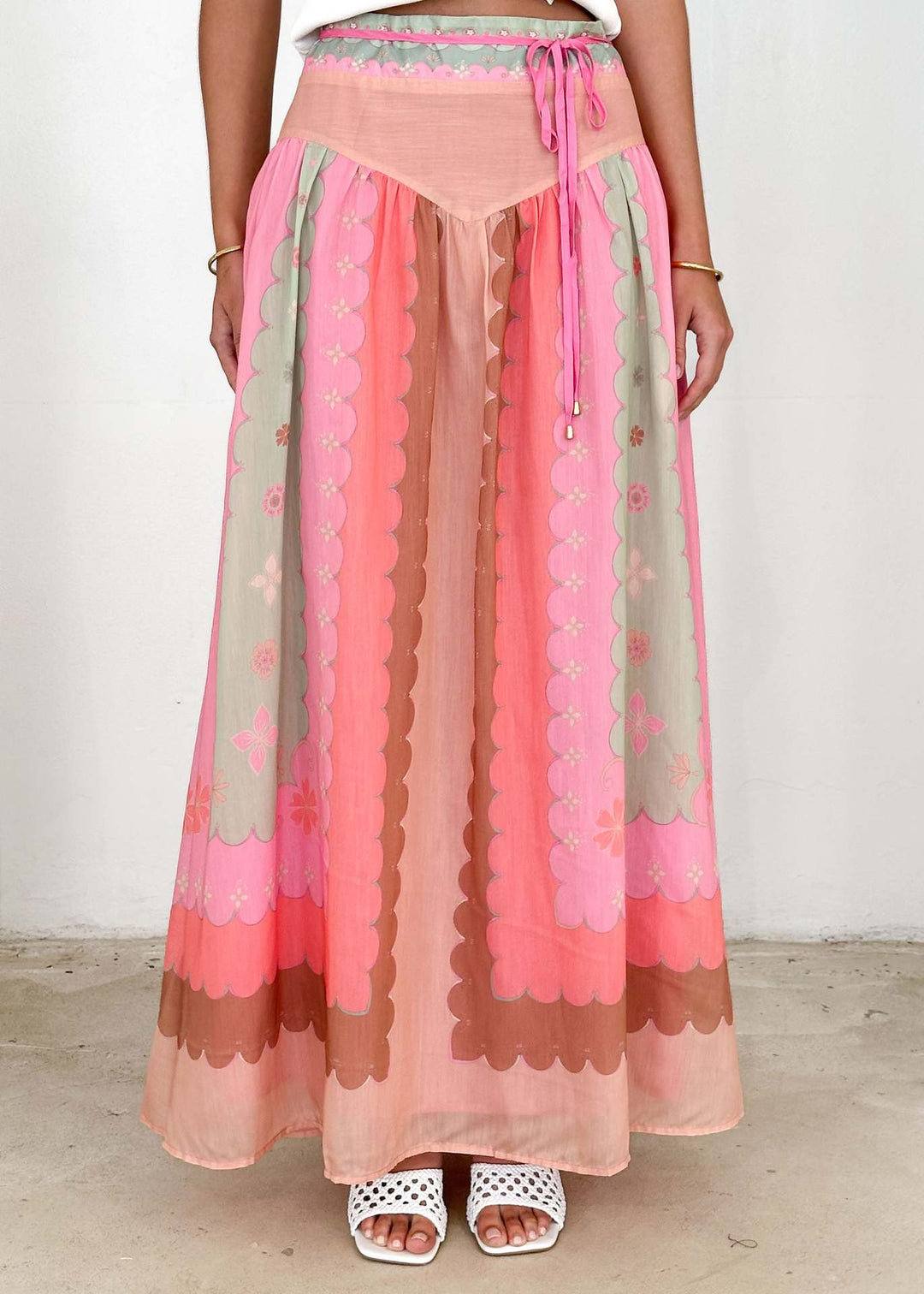 Women's flowing maxi skirt with V-shaped yoke, narrow drawstring waist and printed scallop pattern Mune Fashion