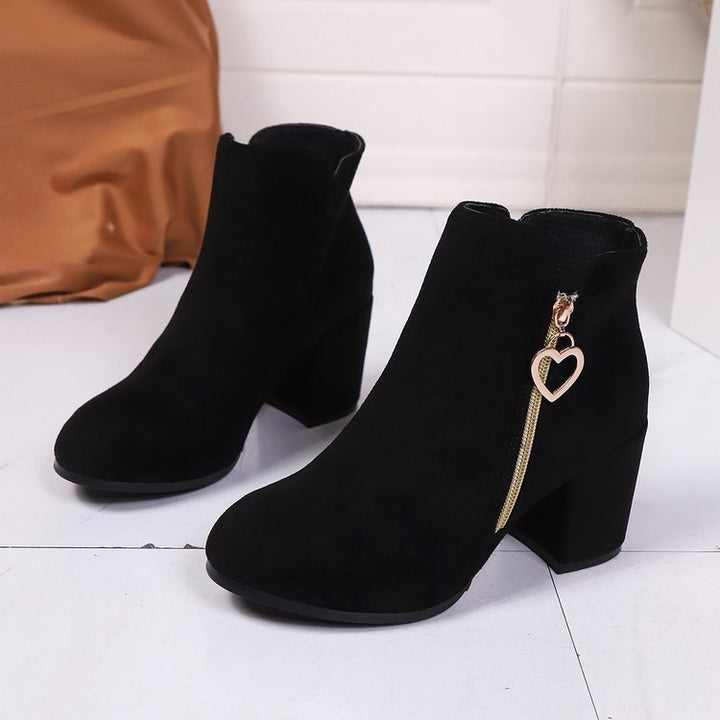 Damen Stiefeletten mit breitem Blockabsatz, Herz-Reißverschluss und Samtvelours-Optik Mune Fashion