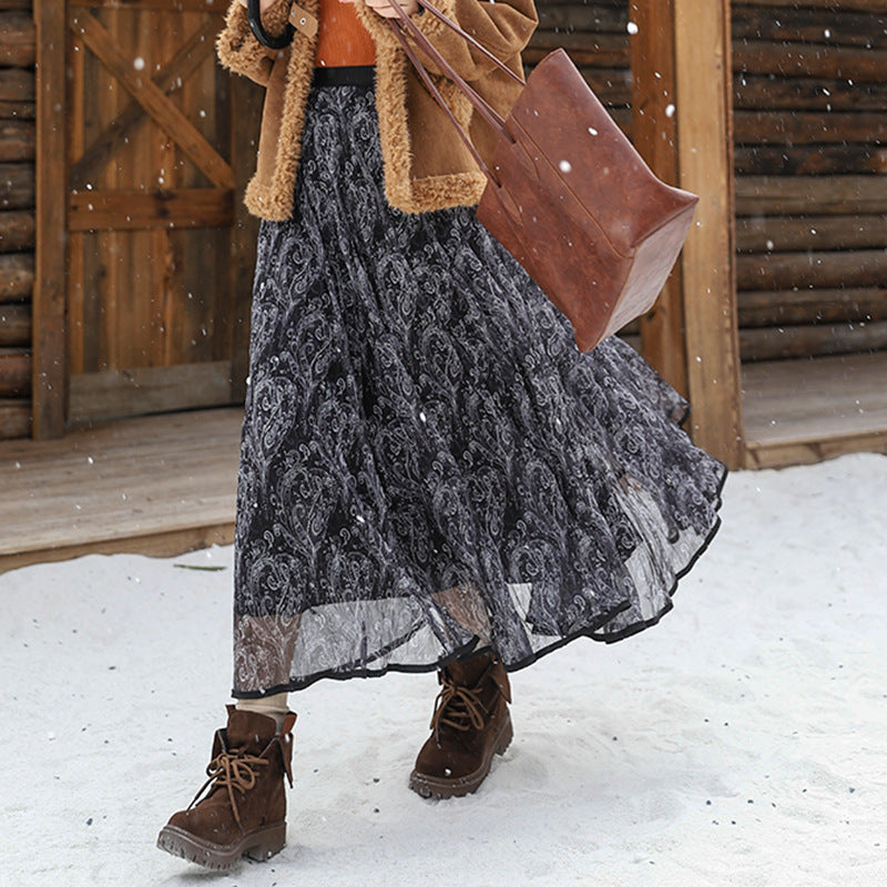 Women's voluminous chiffon circle skirt in paisley motif with elastic waistband Mune Fashion