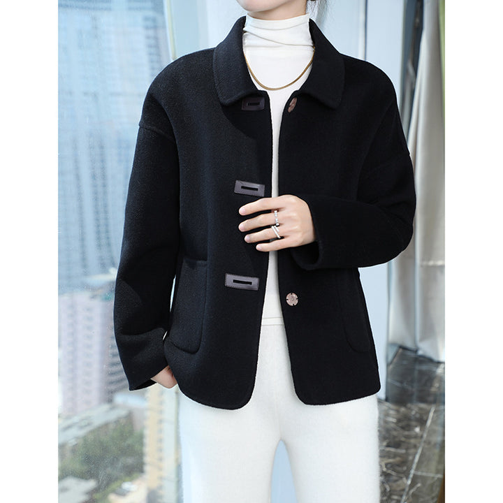 Ladies short coat made of wool blend with shirt collar, boxy silhouette and side pockets Mune Fashion