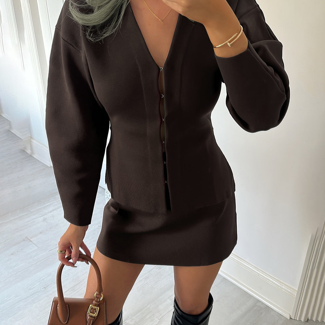 Women’s tailored fine knit cardigan with V-neckline and hook closure Mune Fashion
